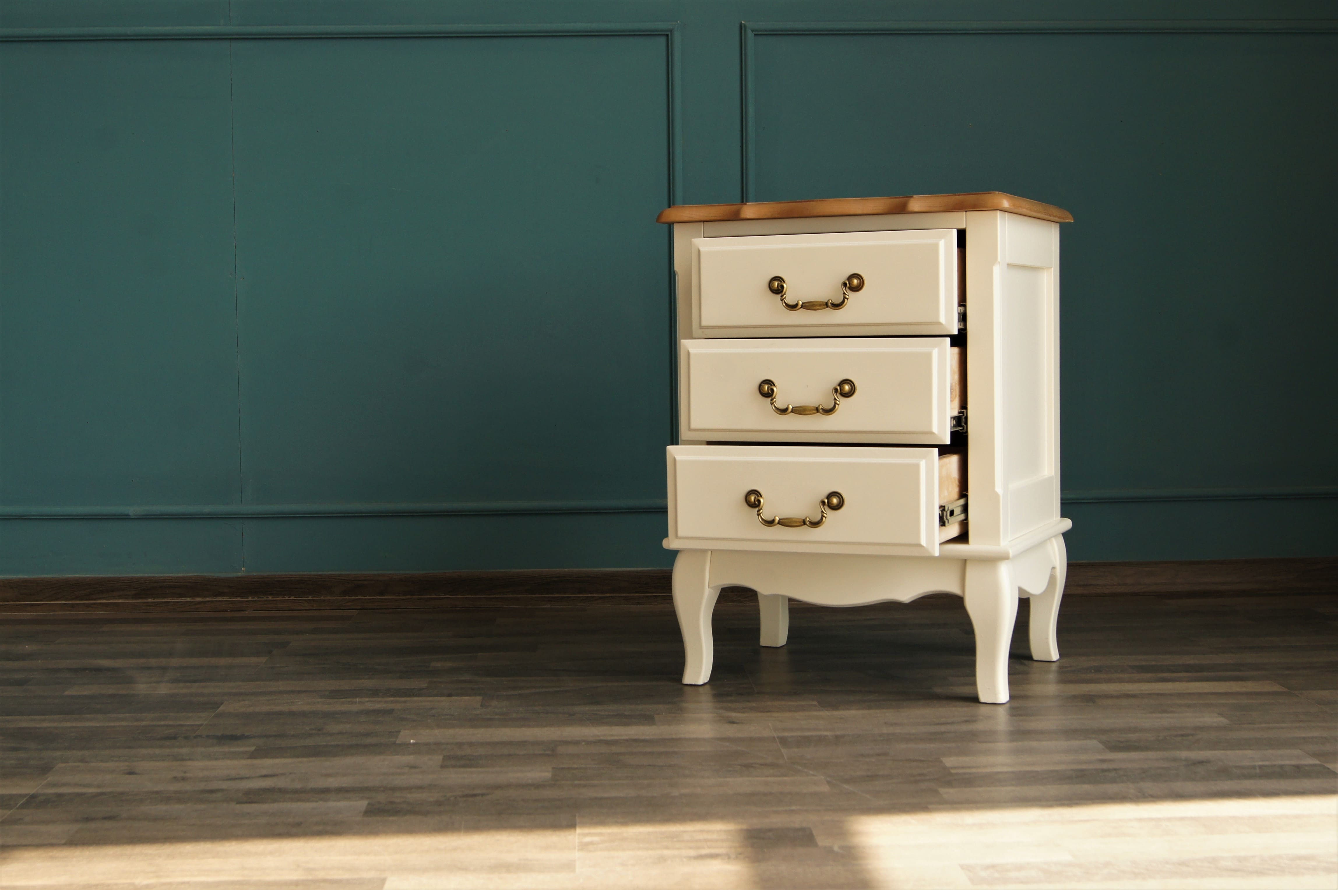 Прикроватная тумба Leontina на три ящика