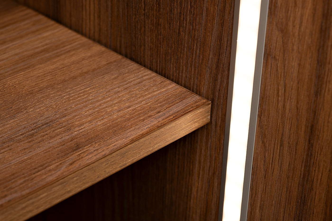 GD-10005-2 Шкаф Alto двухдверный c полками, цвет дуб Барокко, дверцы стекло 100*57*228.5см