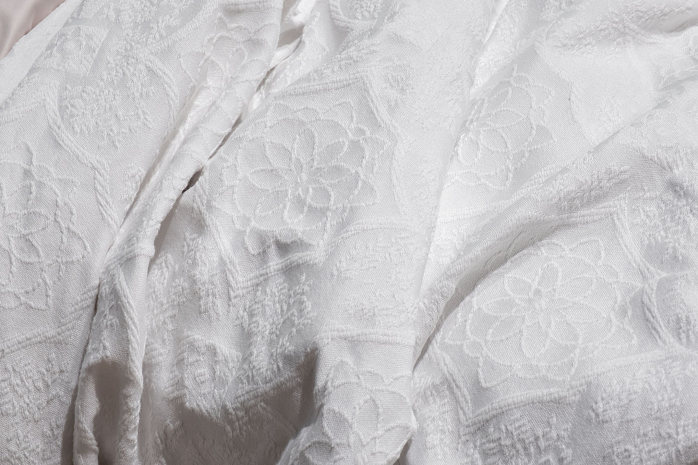 16AMR-NS240260-POKR BEL Покрывало Тиара белое